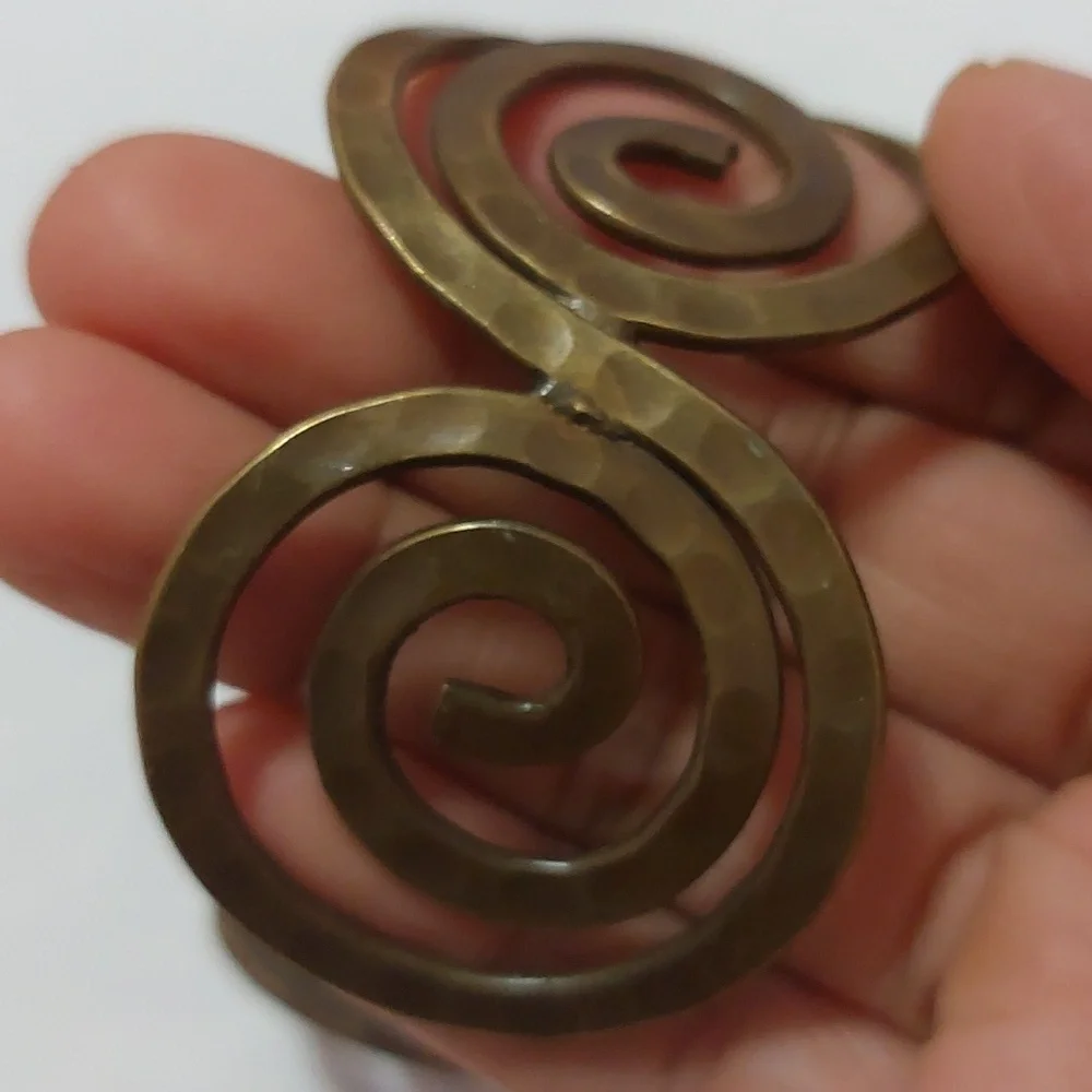 Vintage Minoan Swirls Hammered Brass Cuff Bracelet - Picture 5 of 9